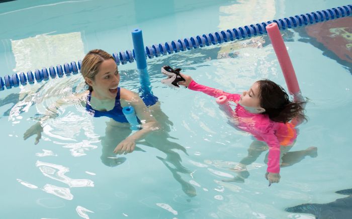 Bơi lội giúp trẻ hòa động, cải thiện bệnh tự kỷ