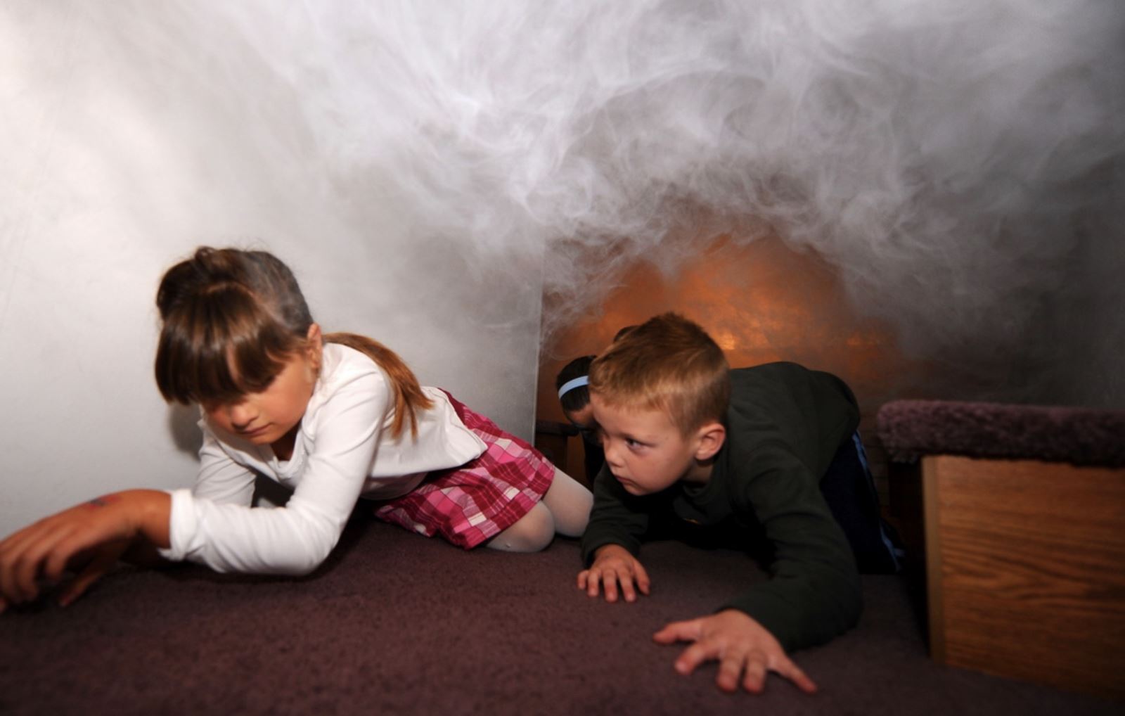 Cúi thấp người xuống sàn nhà để tránh khói độc