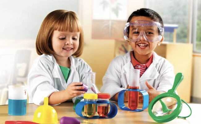 Trò chơi khám phá khoa học giúp trẻ hình thành nhiều kỹ năng quan trọng.