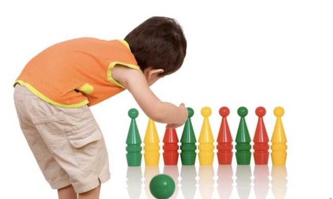 Lăn bóng là trò chơi ngoài trời cho trẻ mầm non giúp giúp trẻ phát triển sự khéo léo, tự tin.