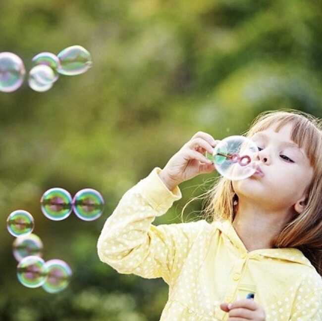 Trò chơi thổi bong bóng xà phòng giúp trẻ phát triển kỹ năng nhìn và vận động,