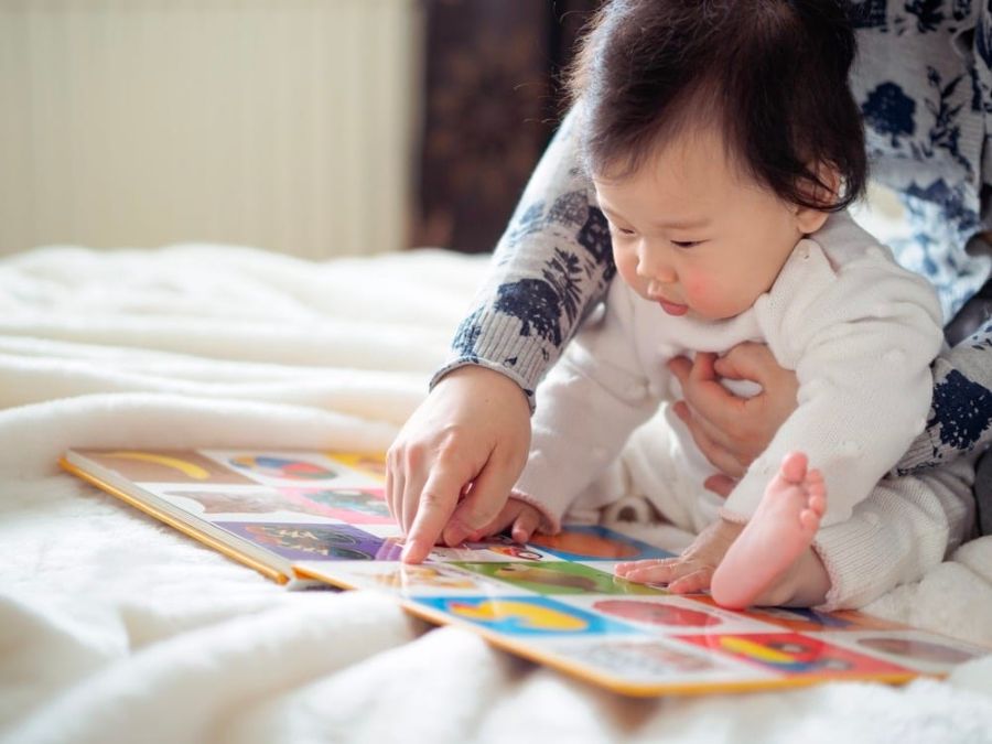Đọc sách giúp kích thích trí não ở trẻ 12 tháng tuổi